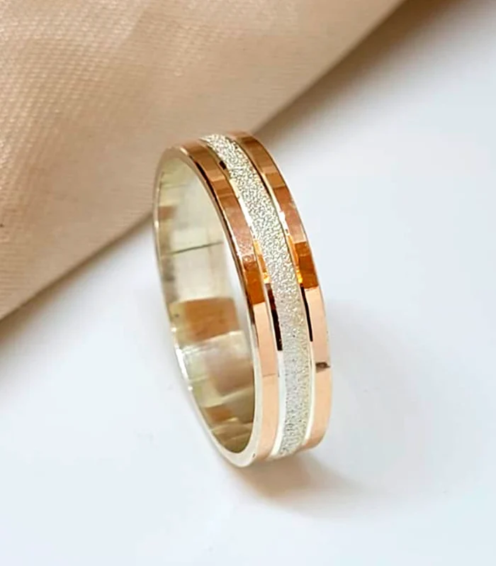 Alianza Cinta Arenada de Plata y Oro 14kts