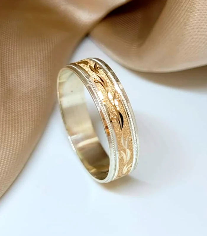 Alianza Facetada con Hojas de Plata y Oro 14kts