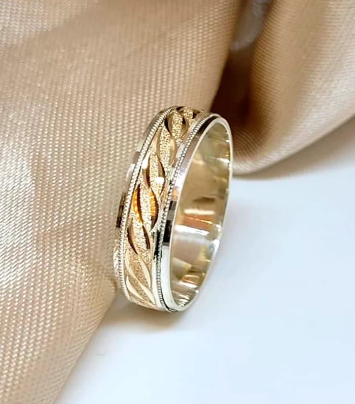 Alianza Facetada con Curvas de Plata y Oro 14kts