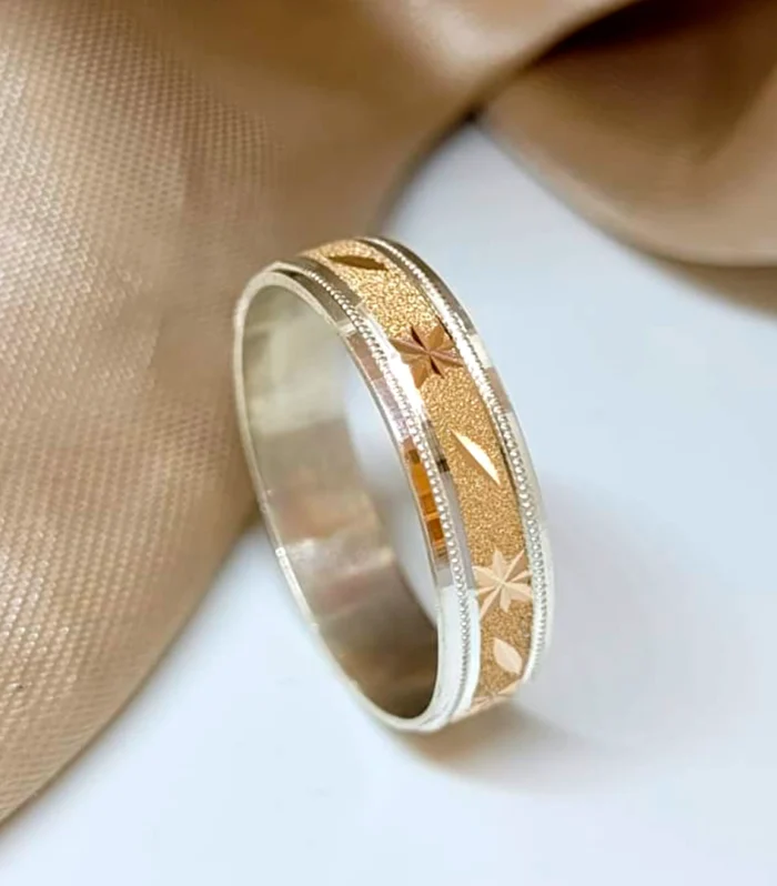 Alianza Facetada con Estrellas de Plata y Oro 14kts